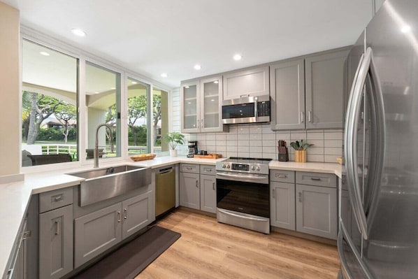 Refrigerador, microondas, horno, placa de cocina