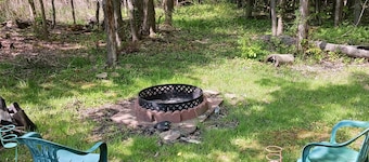 Comfortable Camper a few miles off thruway and area attractions. Fire ring wood