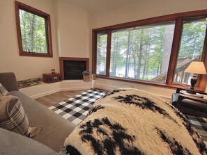 Smart TV, fireplace - 5 Minutes to Minocqua! Family-size Lake Home with Pier (Woodruff)