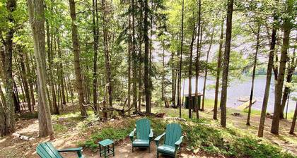 5 Minutes to Minocqua! Family-size Lake Home with Pier