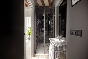 Shower, hair dryer, towels, shampoo - Charming Canal View Apartment in Idyllic Location (Venecia)