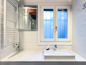 Dusj, hårføner og håndklær