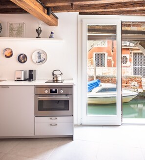 Fridge, oven, dishwasher, coffee/tea maker