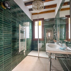 Dusche, Haartrockner, Bidet, Handtücher