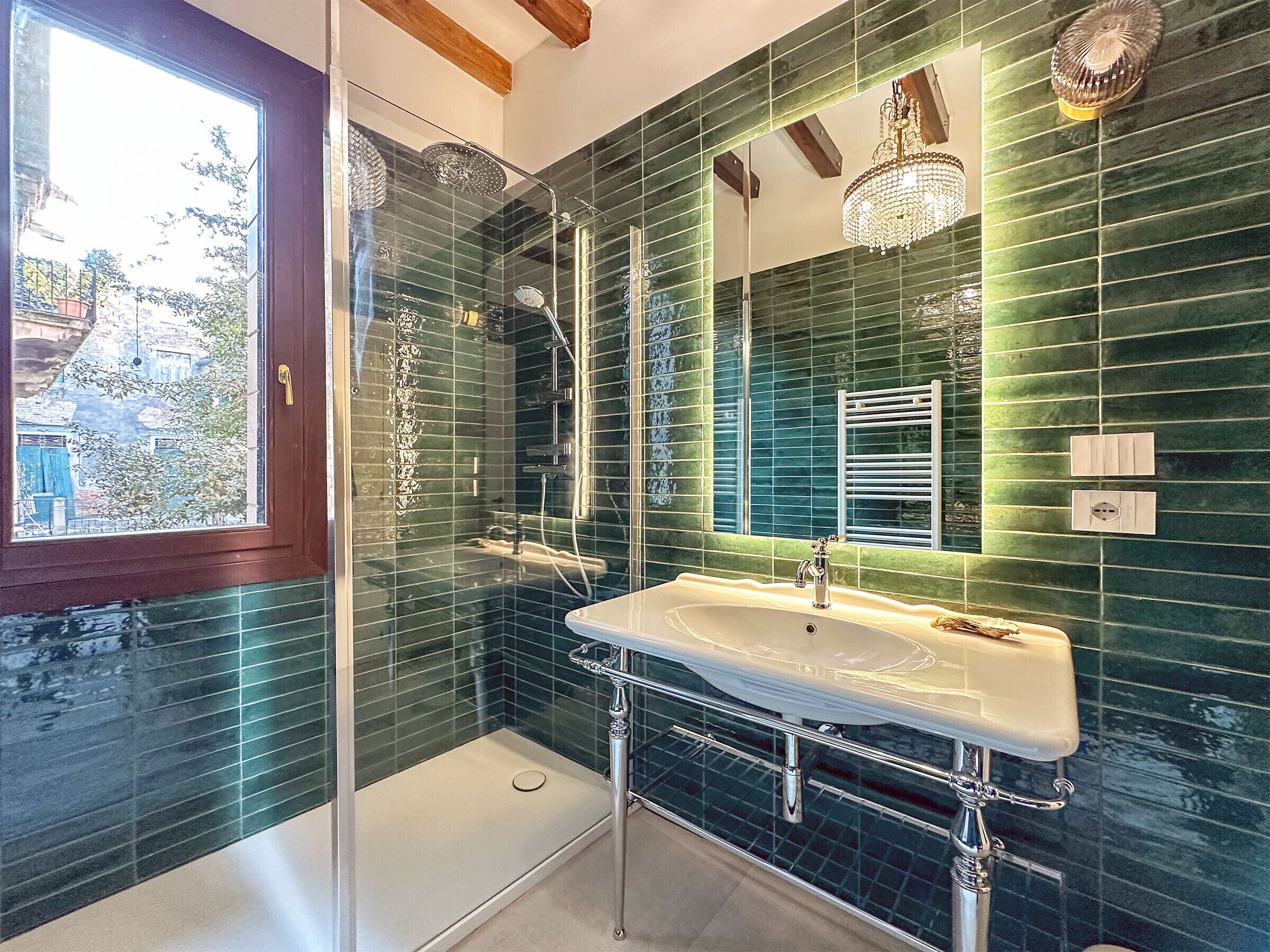 Douche, sèche-cheveux, bidet, serviettes fournies