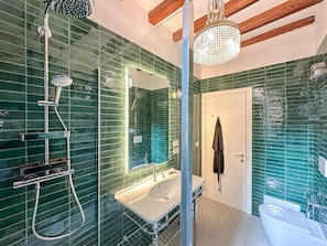 Shower, hair dryer, bidet, towels - Quiet pied-à-terre with great canal views in Cannaregio (Venecia)