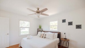 4 bedrooms, desk, WiFi, bed sheets - New! Game Room + Close to Beach (Wilmington)