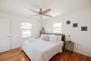 4 bedrooms, desk, iron/ironing board, WiFi - New! Game Room + Close to Beach (Wilmington)