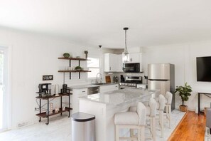 Fridge, microwave, oven, stovetop - New! Game Room + Close to Beach (Wilmington)