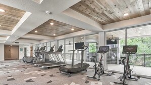 Ein Fitnessstudio mit Laufbändern, Fahrrädern und Trainingsgeräten.