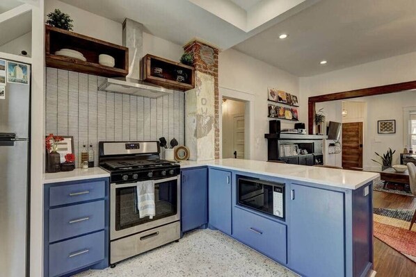 Frigorífico, microondas, horno y placa de cocina