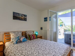 3 bedrooms, desk, Internet