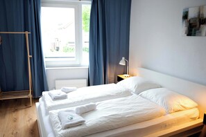 1 dormitori, escriptori, un bressol de viatge i wifi 