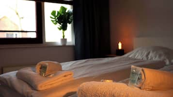 1 bedroom, desk, travel crib, WiFi