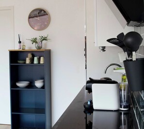 Refrigerador, microondas, horno, placa de cocina