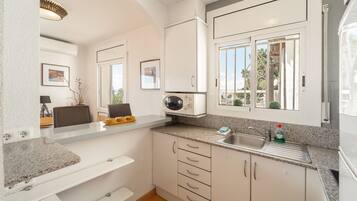 Réfrigérateur, micro-ondes, cafetiÚre/bouilloire, bouilloire électrique