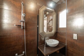 Douche, sèche-cheveux, serviettes fournies