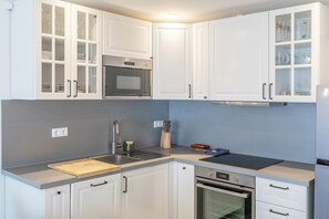 Fridge, microwave, oven, coffee/tea maker