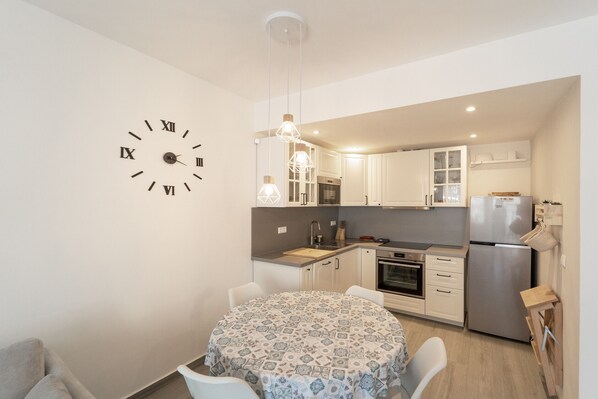 Fridge, microwave, oven, coffee/tea maker