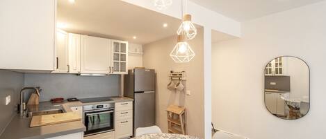 Een koelkast, een microgolfoven, een oven