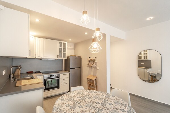 Jääkaappi, mikroaaltouuni, uuni, kahvin-/teenkeitin