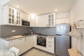 Een koelkast, een microgolfoven, een oven