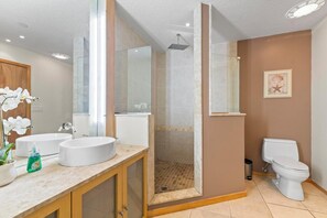 Een douche, een haardroger, handdoeken, zeep