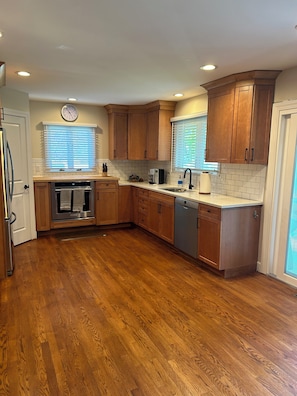 Fridge, microwave, oven, stovetop - Private home TWO BLOCKS from Saratoga Race Track with fenced in backyard (Saratoga Springs)