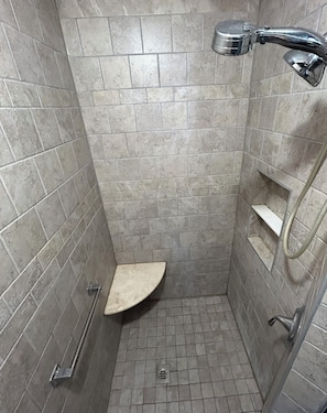Regadera, secadora de cabello, toallas, papel de baño