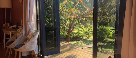 Una chimenea, libros