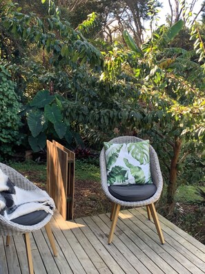 Terrace/patio - Rustic Cabin Getaway - simple luxury with cosy loft bed, outdoor fire and bath (Auckland)