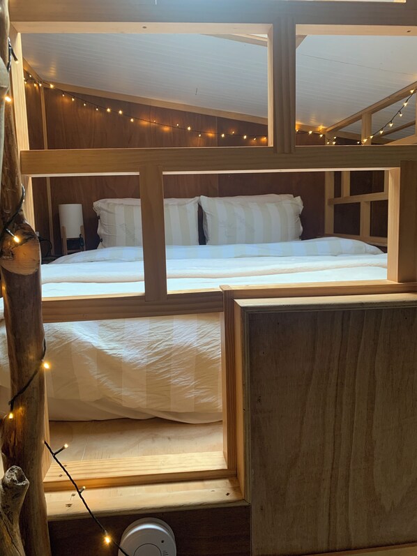 1 bedroom, desk, free WiFi, bed sheets