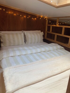 1 bedroom, desk, free WiFi, bed sheets - Rustic Cabin Getaway - simple luxury with cosy loft bed, outdoor fire and bath (Auckland)