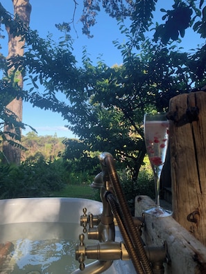 Outdoor spa tub - Rustic Cabin Getaway - simple luxury with cosy loft bed, outdoor fire and bath (Auckland)