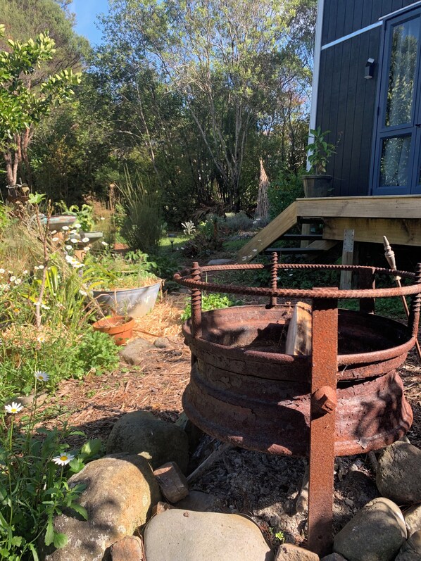 Property grounds - Rustic Cabin Getaway - simple luxury with cosy loft bed, outdoor fire and bath (Auckland)
