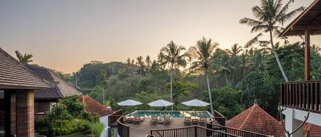 Una piscina al aire libre