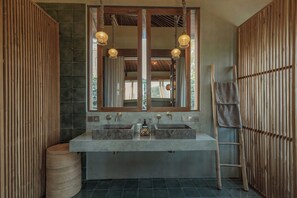 Dusch, hårtork, handdukar och tvål