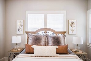 2 bedrooms, iron/ironing board, WiFi, bed sheets - Owen Bungalow II - OKC Paseo - HOT TUB & Fire Pit (Oklahoma City)