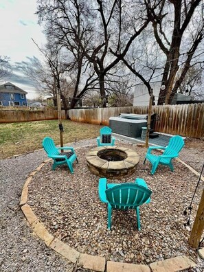 Outdoor spa tub - Owen Bungalow II - OKC Paseo - HOT TUB & Fire Pit (Oklahoma City)