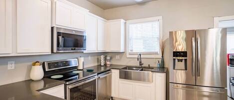 Réfrigérateur, micro-ondes, four, plaque de cuisson