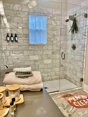 Shower, hair dryer, soap, shampoo - Owen Bungalow II - OKC Paseo - HOT TUB & Fire Pit (Oklahoma City)