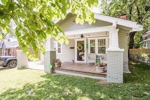 Welcome to this charming home with a cozy porch, complete with a deck and a beautifully manicured lawn.