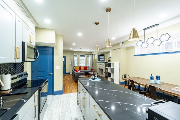 Mikrovågsugn, ugn, spishäll och diskmaskin