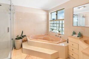 Dusche, Whirlpool, Haartrockner, Handtücher