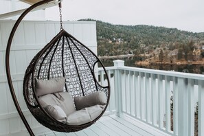 Property grounds - Charming Retreat with Stunning Lake Views. (Crestline)