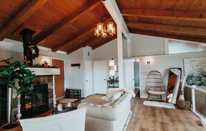 Fireplace - Charming Retreat with Stunning Lake Views. (Crestline)