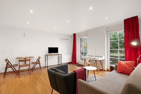 Fernseher. Ferienwohnung 'Grüne Oase In Der Großstadt' mit privater Terrasse, privatem Garten und WLAN