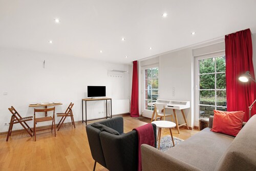 Apartment 'Grüne Oase In Der Großstadt' with Private Terrace, Garden and Wi-Fi