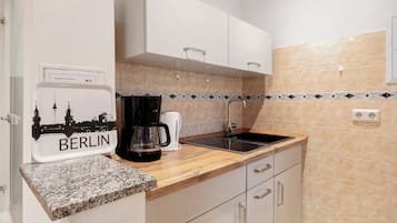 Een koelkast, een kookplaat, een koffiezetapparaat/waterkoker