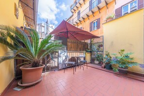 Outdoor dining - Camera Doppia in History House (Roma)